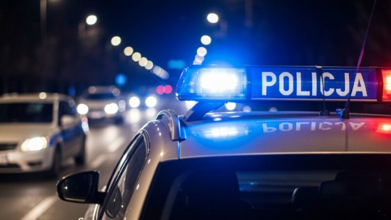 Nietrzeźwy traktorzysta z prawie 3 promilami uderzył w ogrodzenie, holując wrak auta