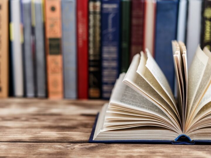 Wieczorna Cisza: Modlitwa i Piękno w Miejskiej Bibliotece