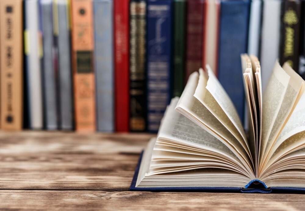 Wieczorna Cisza: Modlitwa i Piękno w Miejskiej Bibliotece