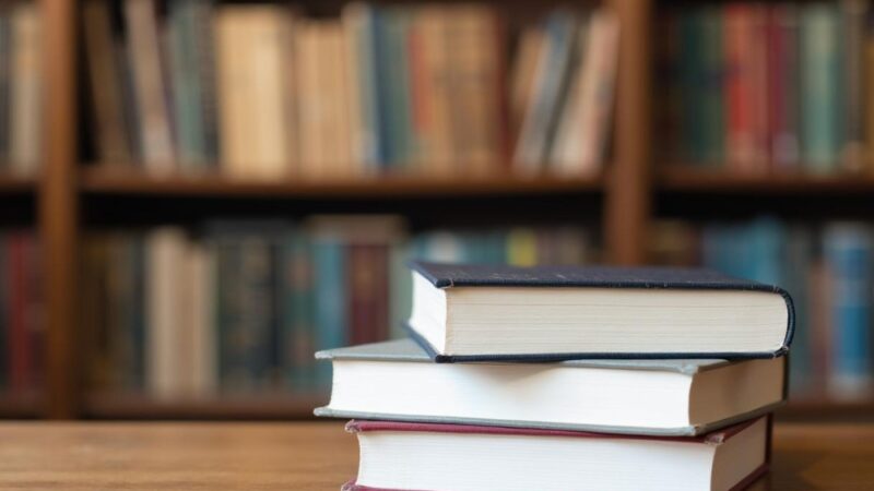 Listopad: Czas refleksji i pamięci w Miejskiej Bibliotece Publicznej