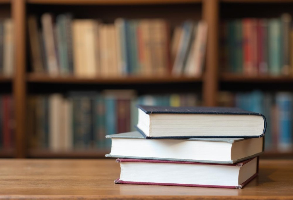 Listopad: Czas refleksji i pamięci w Miejskiej Bibliotece Publicznej