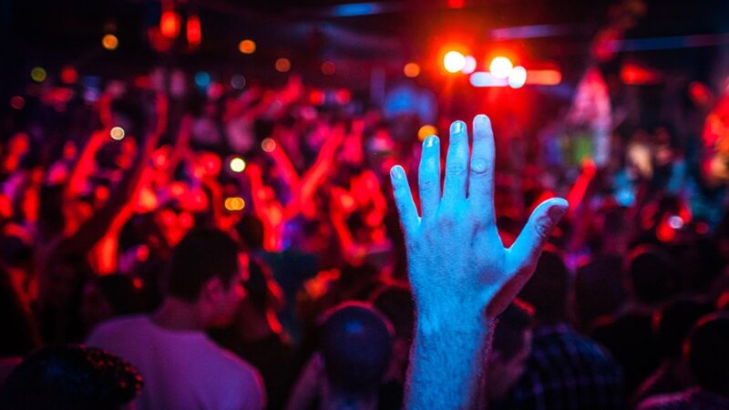 Marcin Daniec – wieczór z humorem i satyrą!