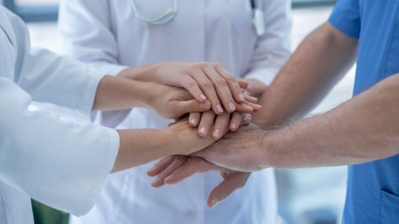 Młodzież w Bukowsku uczy się ratować życie: szkolenie z pierwszej pomocy