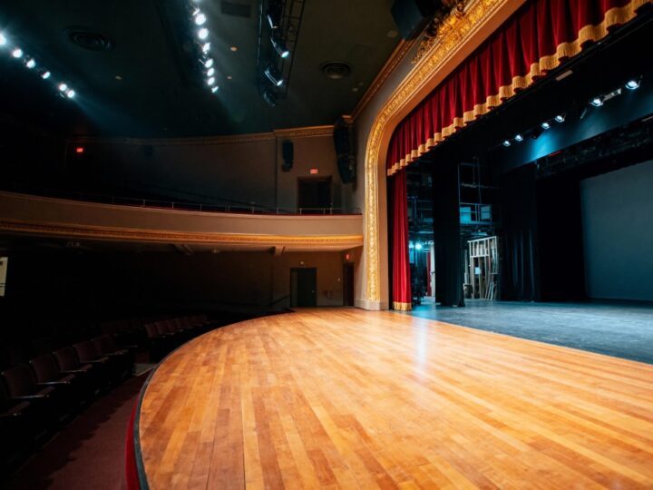 Świąteczna magia na sanockim rynku: Młodzi aktorzy ożywiają „Scroogea