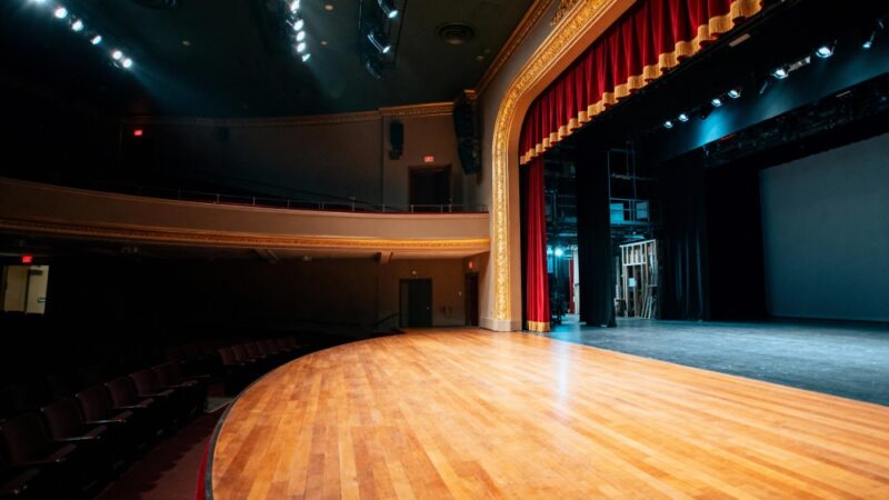 Świąteczna magia na sanockim rynku: Młodzi aktorzy ożywiają „Scroogea