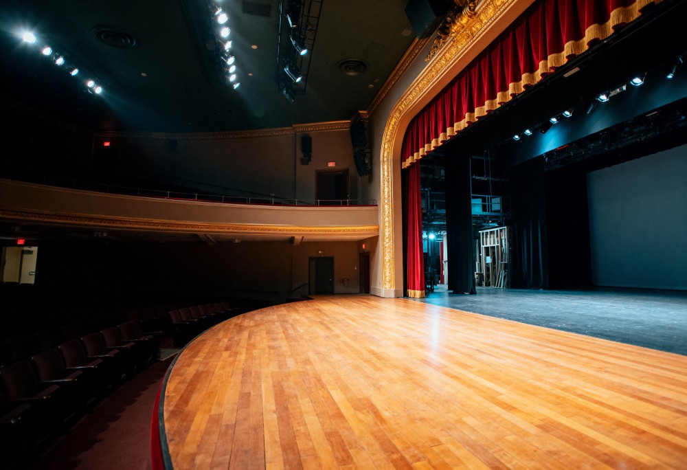 Świąteczna magia na sanockim rynku: Młodzi aktorzy ożywiają „Scroogea