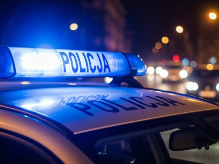 Policjanci z Sanoka docenieni za pomoc w wymianie koła samochodowego