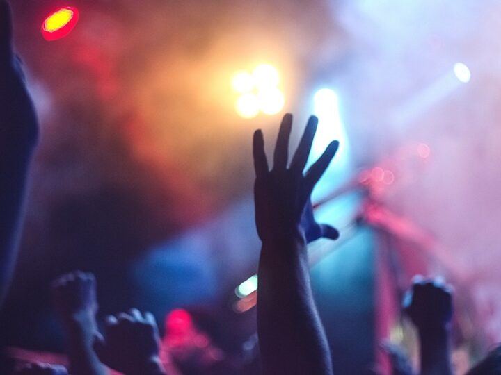 Wernisaż poezji Charlotte Szczepańskiej: zanurz się w emocjonalnym świecie słów