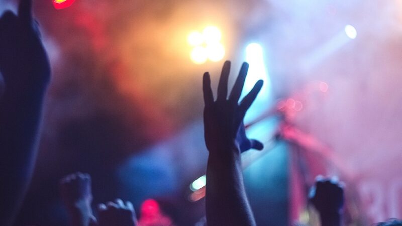 Wernisaż poezji Charlotte Szczepańskiej: zanurz się w emocjonalnym świecie słów