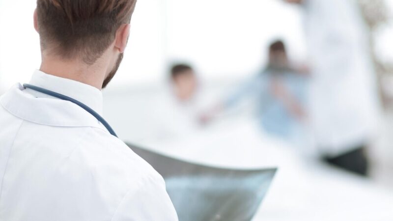 Defibrylator AED na Starostwie: Nowe wsparcie dla mieszkańców Sanoka