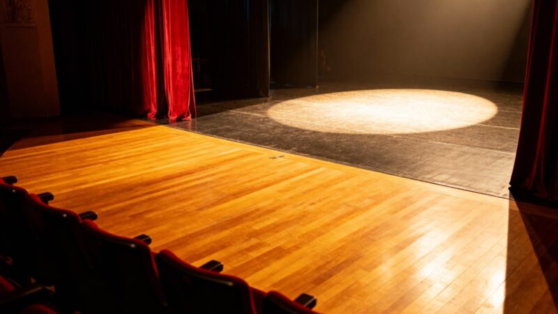 Kochliwy ambasador: Komedia pełna pomyłek i śmiechu!