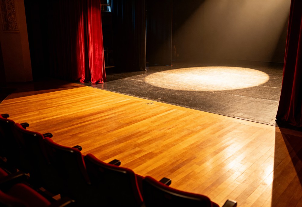 Kochliwy ambasador: Komedia pełna pomyłek i śmiechu!