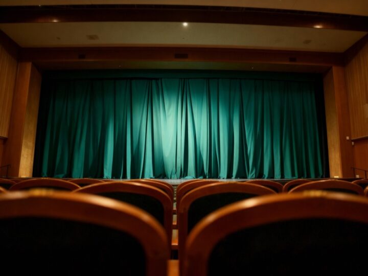 Śmiech i refleksja w „Niezłym Burdelu” – komedia, która zaskakuje!