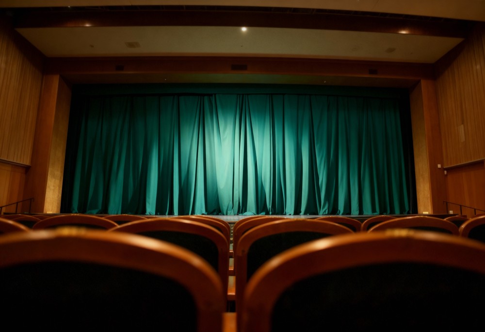 Śmiech i refleksja w „Niezłym Burdelu” – komedia, która zaskakuje!