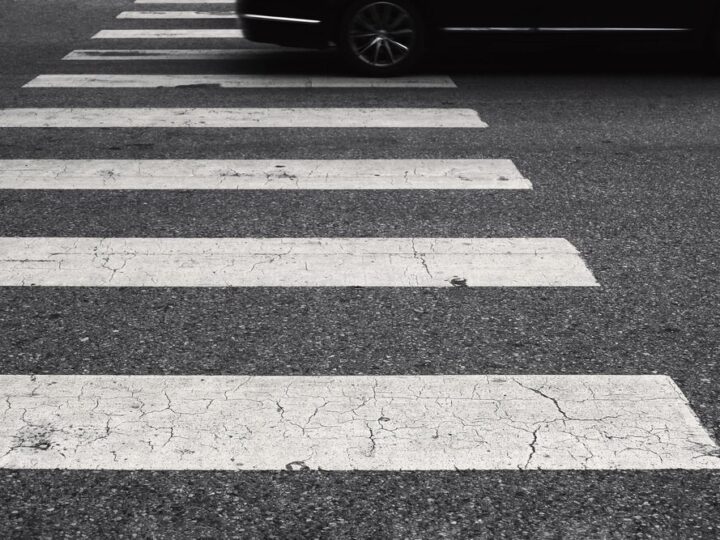 Dzielnicowi edukują seniorów o zagrożeniach i bezpieczeństwie