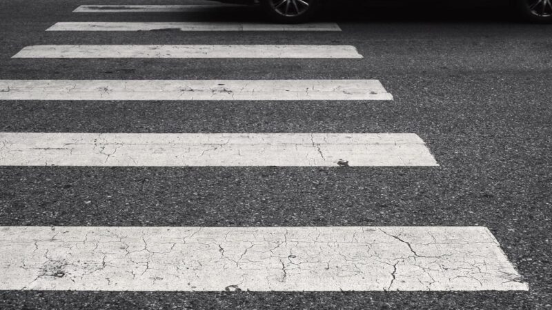 Dzielnicowi edukują seniorów o zagrożeniach i bezpieczeństwie