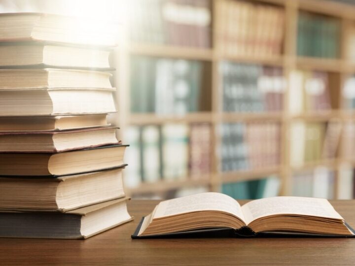 Dzieci w bibliotece: Jak szczeniak uczy odpowiedzialności za pupila