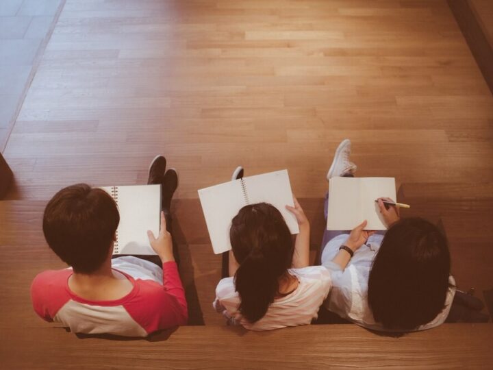 Nowy pakiet edukacyjny „Poznaj Finanse” wprowadza młodzież w świat finansów