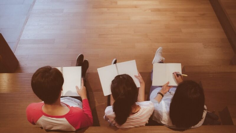 Nowy pakiet edukacyjny „Poznaj Finanse” wprowadza młodzież w świat finansów